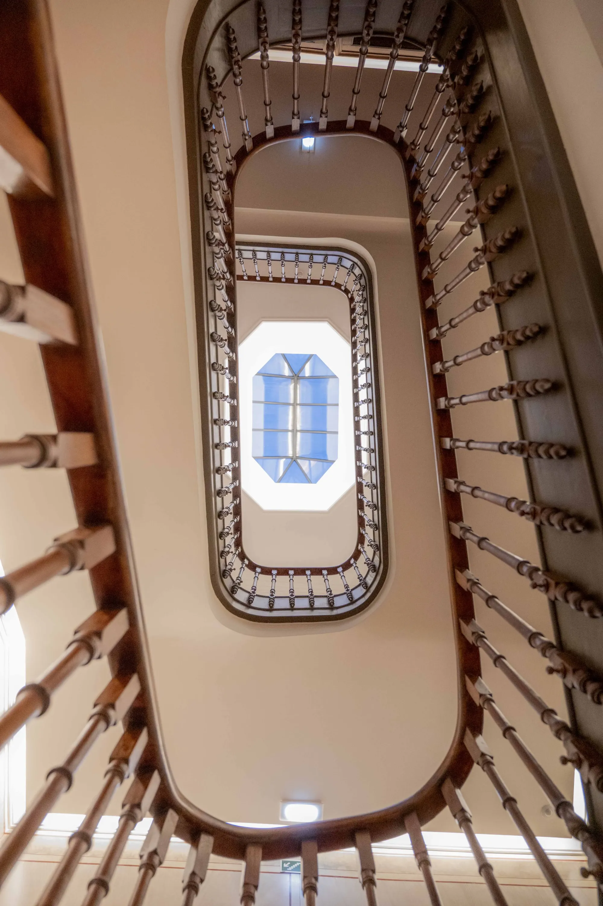 Escadaria restaurada com corrimão em curva e balaústres torneados, Senat