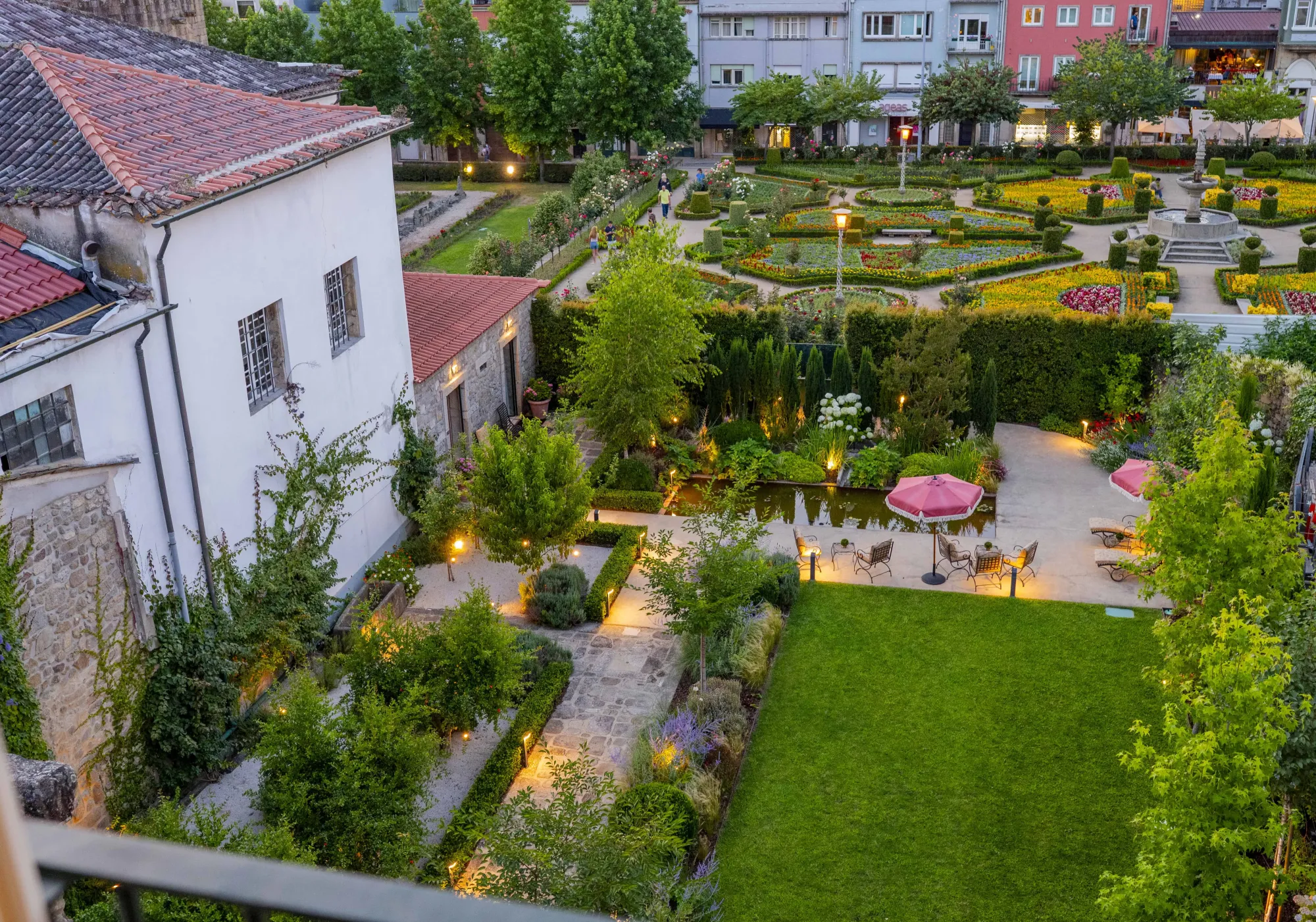 Jardim privado com espelho de água do Senat ao fim da tarde, centro histórico de Braga